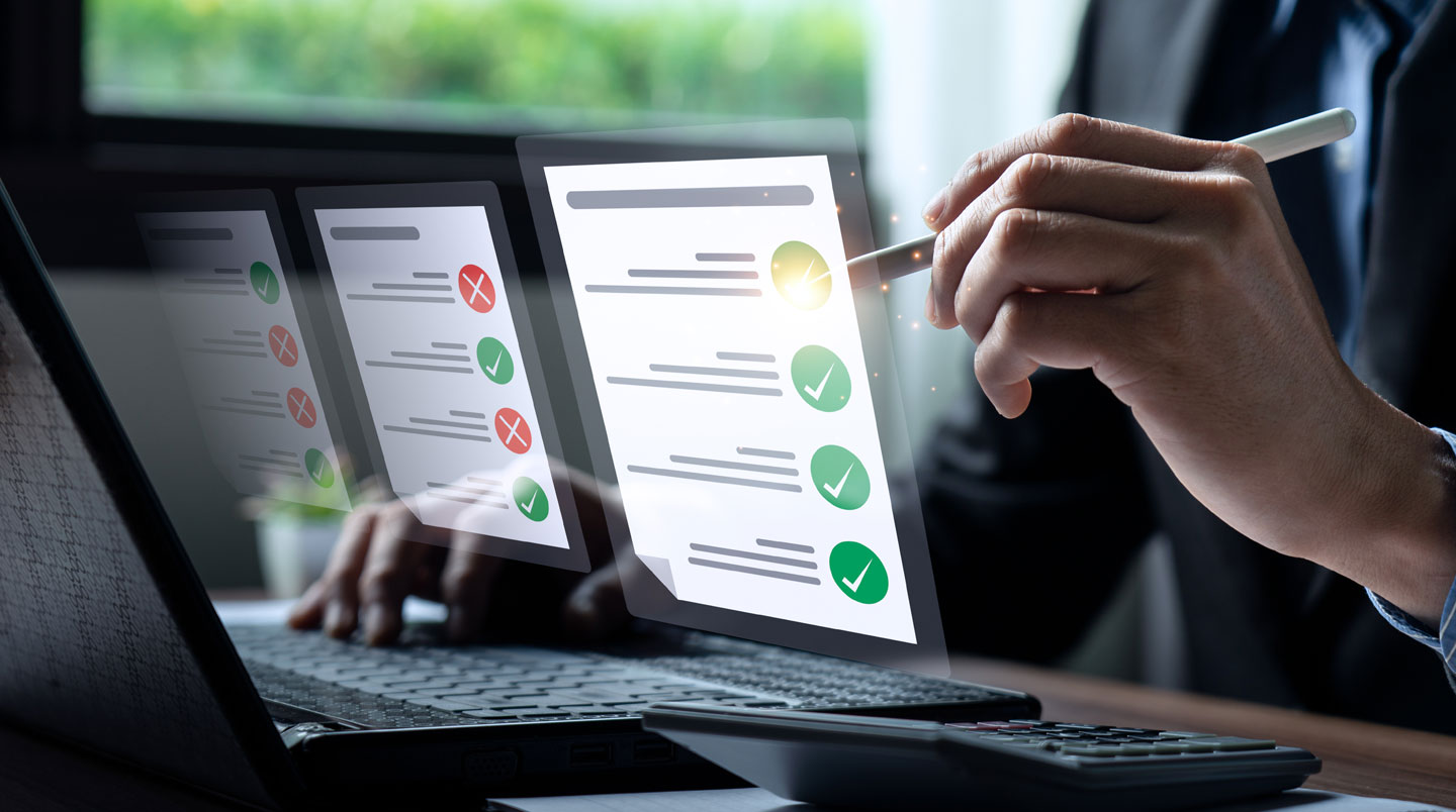 Responsable RH concentrée analysant calendrier et données comparatives sur tablette numérique dans bureau contemporain lumineux, en phase de décision pour planification de séminaire